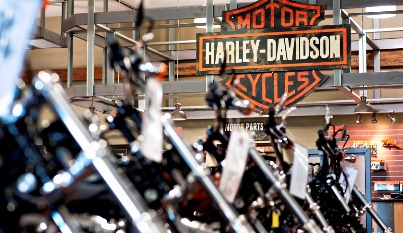 Harley-Davidson motorcycles sit on display at the Starved Rock Harley-Davidson dealership in Ottawa, Illinois, U.S., on Tuesday, April 22, 2014. Harley-Davidson Inc. rose the most in almost 18 months after reporting first-quarter profit that topped analystsÕ estimates as retail sales of motorcycles increased. Photographer: Daniel Acker/Bloomberg