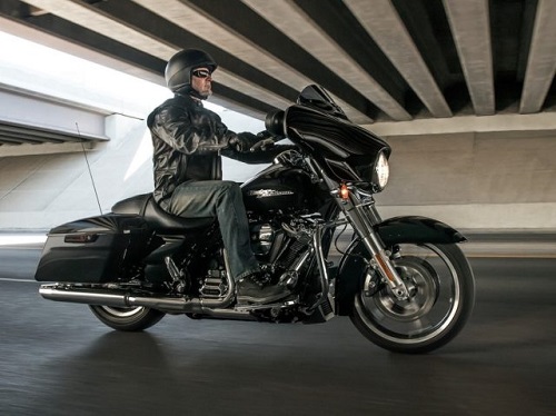 Harley Bagger Demonstrates Relaxed Way to Ride