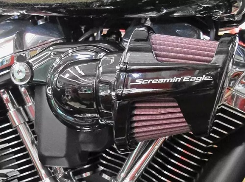 Installing the Screamin' Eagle Milwaukee-Eight Heavy Breather